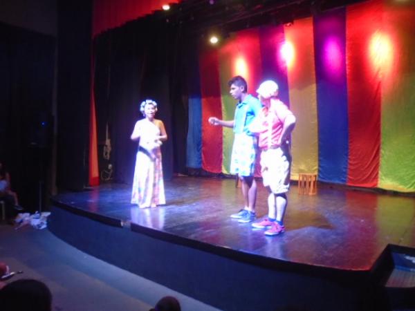 P&uacute;blico lota Teatro Maria Bonita para assistir ao Espet&aacute;culo Leleco.(Imagem:FlorianoNews)