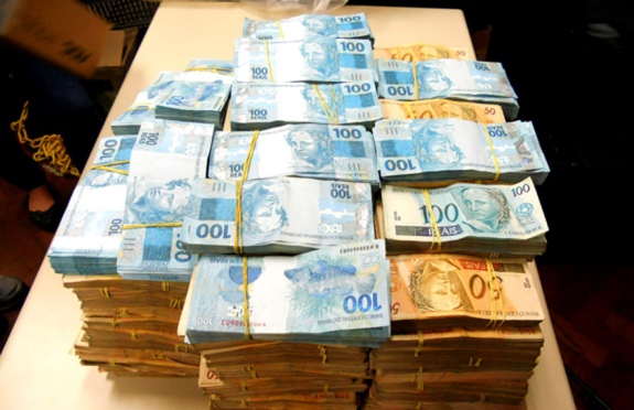 Polícia apreende R$ 78 mil e 2 armas na casa de prefeito no Sul do estado