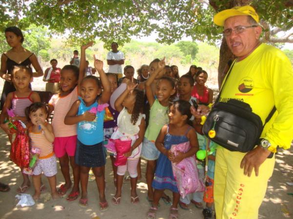 Amarelinho e as crian&ccedil;as da comunidade Formosa(Imagem:reda&ccedil;&atilde;o)