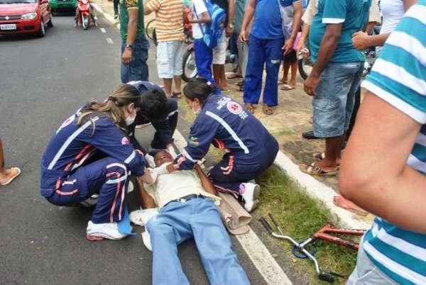 Aposentado &eacute; arremessado em colis&atilde;o entre moto e bicicleta.(Imagem:Divulga&ccedil;&atilde;o)