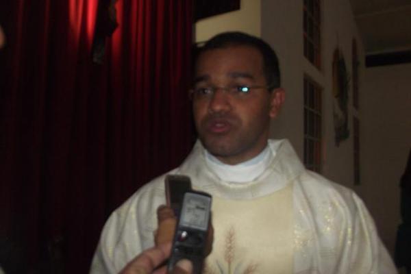 Di&aacute;cono Jos&eacute; Saraiva J&uacute;nior foi ordenado Presb&iacute;tero na par&oacute;quia Sant?Ana em Floriano.(Imagem:FlorianoNews)