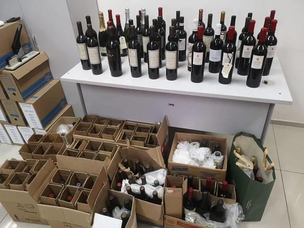 Operação Sommelier apreende mais de 500 garrafas de vinho e espumantes por suspeita de falsificações