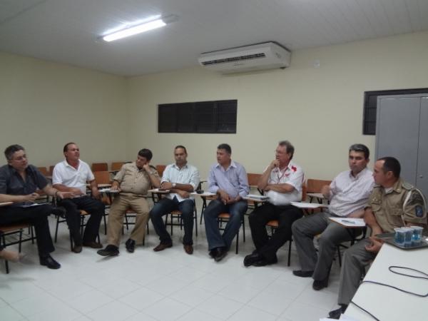 Entidades e &oacute;rg&atilde;os p&uacute;blicos se re&uacute;nem para definir programa&ccedil;&atilde;o da semana nacional do tr&acirc;nsito.(Imagem:FlorianoNews)