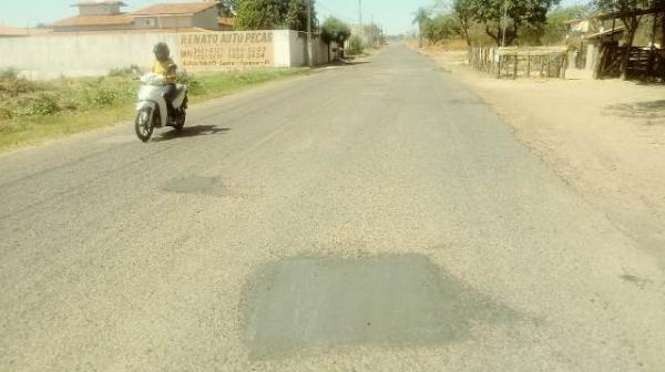 Avenida que dá acesso ao bairro Nossa Senhora da Guia recebe operação tapa-buracos