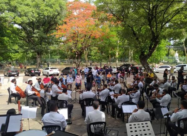  Apresenta&ccedil;&atilde;o da Orquestra Sinf&ocirc;nica de Teresina diante do Pal&aacute;cio da Cidade.(Imagem:Illana Serena/g1 )