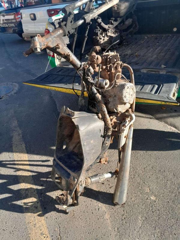 Pol&iacute;cia Militar de Floriano encontra motocicletas queimadas ap&oacute;s den&uacute;ncia.(Imagem:Divulga&ccedil;&atilde;o)