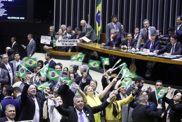 Câmara aprova em primeiro turno por 379 votos a 131 o texto-base da reforma da Previdência