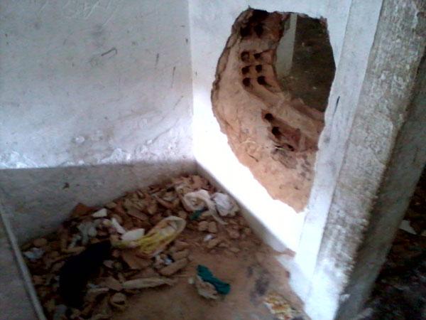 Presos abrem buraco em cela e fogem de presídio