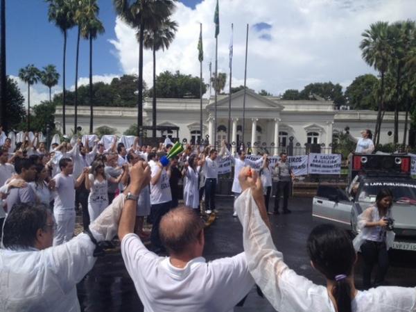 M&eacute;dicos cantam Hino Nacional em frente a sede do Governo do Piau&iacute;.(Imagem:Gil Oliveira/ G1)