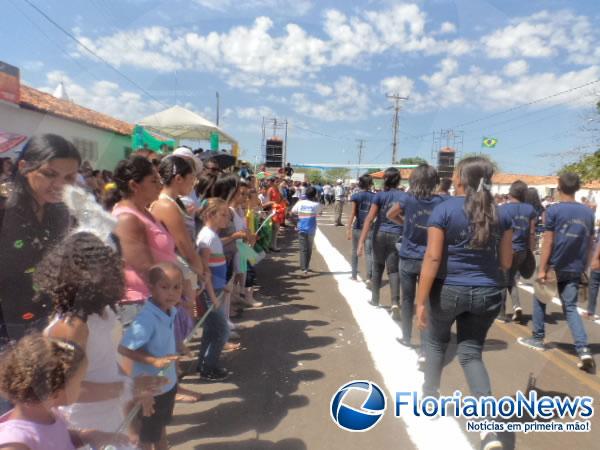 Estudantes desfilando em Bar&atilde;o de Graja&uacute;.(Imagem:FlorianoNews)