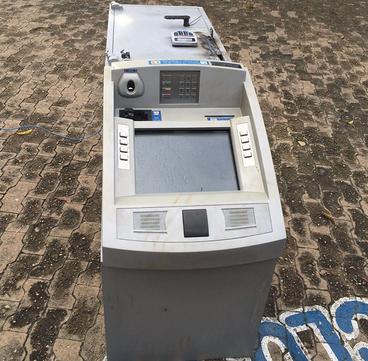 Bando rende vigia e arranca caixa eletrônico do clube da APCEF