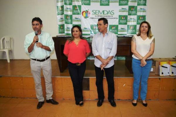 Prefeitura de Floriano faz entrega de balan&ccedil;as aos Agentes Comunit&aacute;rios de Sa&uacute;de.(Imagem:Secom)