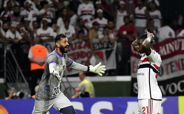  M&eacute;ndez lamenta o p&ecirc;nalti perdido que decretou a elimina&ccedil;&atilde;o do S&atilde;o Paulo.(Imagem:Marcos Ribolli )