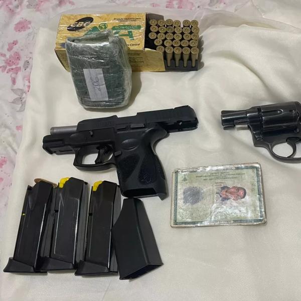 Jovem é preso com armas, documentos falsos e tablete de cocaína em União
