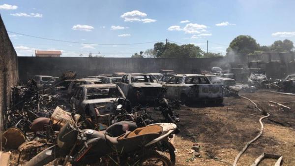 P&aacute;tio com ve&iacute;culos destru&iacute;dos ap&oacute;s o inc&ecirc;ndio em Timon.(Imagem:Divulga&ccedil;&atilde;o/Pol&iacute;cia Civil)