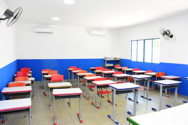 Vereadores representam Câmara de Floriano em solenidade na Escola Marcos dos Santos Parente.(Imagem:CMF)