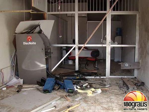 BANDIDOS fazem refém e explodem um caixa do Bradesco
