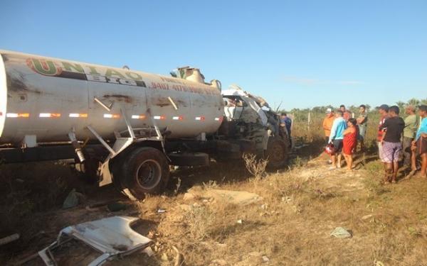 Caminhão capota e duas pessoas ficam feridas na PI-366