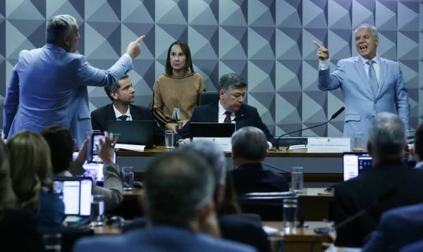 Ex-presidente do INSS se nega a responder perguntas de relator da CPI