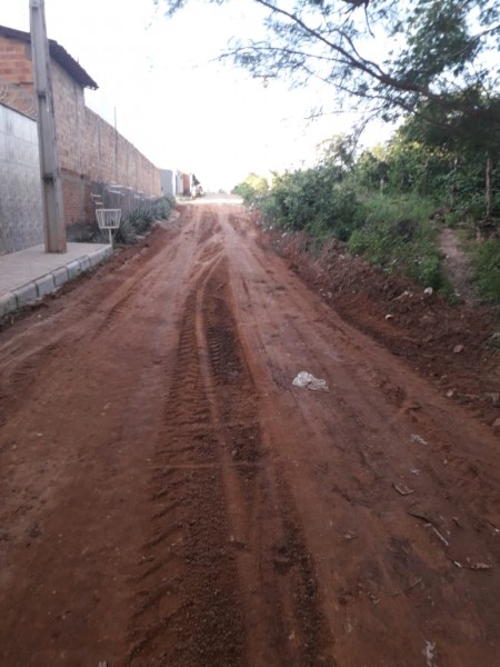 Serviço de recuperação de ruas danificadas pelas chuvas é intensificado em Floriano