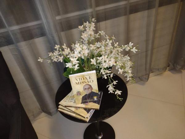 Livro biogr&aacute;fico de Dom Augusto Rocha.(Imagem:FlorianoNews)