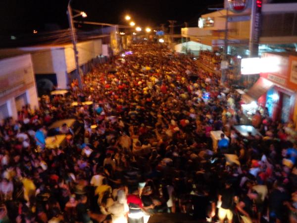 De volta &agrave; Avenida Bucar Neto, 1&ordm; arrast&atilde;o re&uacute;ne multid&atilde;o em Floriano.(Imagem:FlorianoNews)
