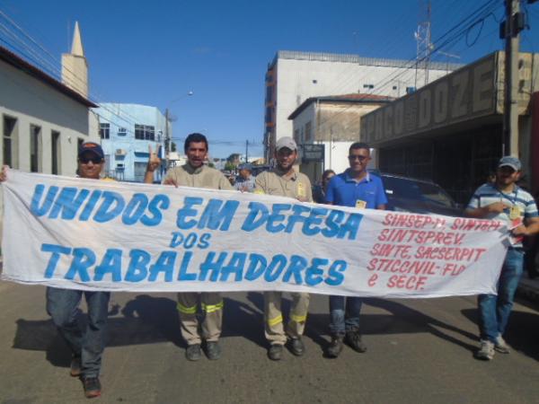 Manifesta&ccedil;&atilde;o contra reformas trabalhista e previdenci&aacute;ria toma ruas de Floriano.(Imagem:FlorianoNews)