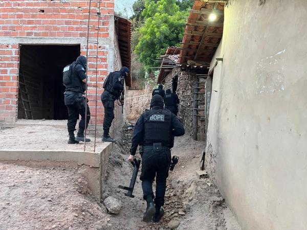 Policiais fazem buscas em casas de suspeitos de envolvimento com facções criminosas em Teresina