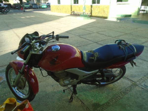 Motocicleta abandonada &eacute; conduzida para o p&aacute;tio do 3&ordm; BPM de Floriano.(Imagem:FlorianoNews)