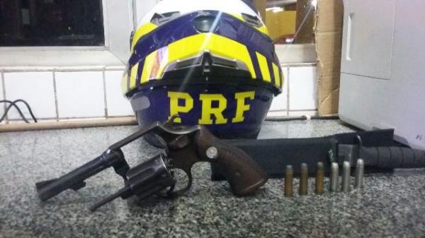 Fiscaliza&ccedil;&atilde;o da PRF apreende um ve&iacute;culo roubado e um rev&oacute;lver calibre 38.(Imagem:PRF)