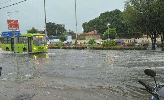 Após chuvas, bairros de Teresina apresentam pontos de alagamento