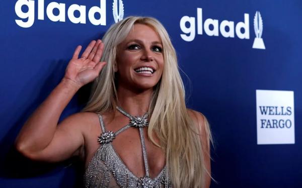 Britney Spears retorna à musica em dueto com Elton John, seis anos depois de seu último trabalho