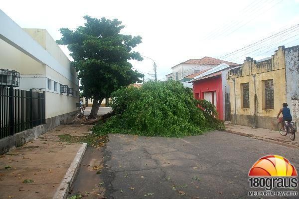 Chuva e ventania causam estragos em Jos&eacute; de Freitas.(Imagem:180graus)