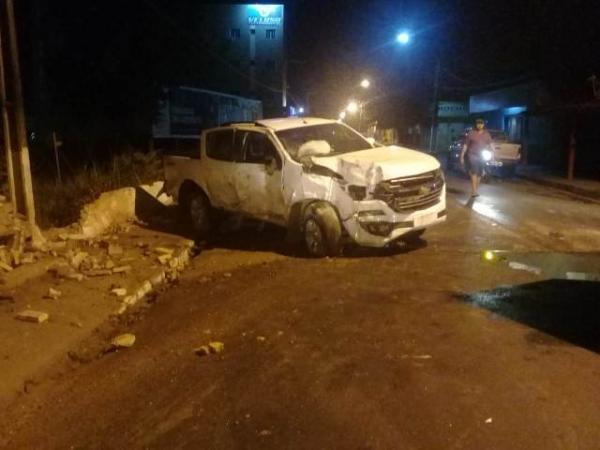 Motorista perde controle do veículo e colide contra mureta em Floriano