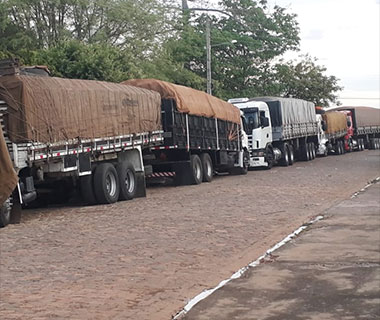 Caminhoneiro usa Whatsapp para burlar fiscalização: "bizu é passar de madrugada"