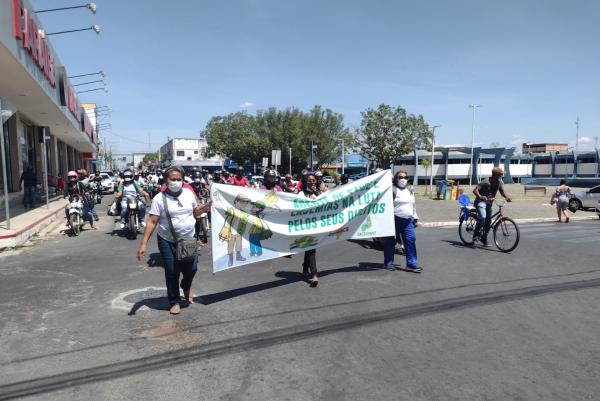 Servidores p&uacute;blicos realizam manifesta&ccedil;&atilde;o por reajuste salarial, em Floriano.(Imagem:FlorianoNews)