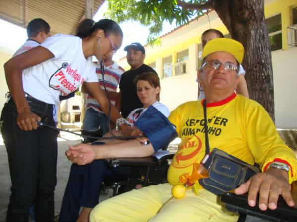 Amarelinho verificando a press&atilde;o arterial(Imagem:Reda&ccedil;&atilde;o)