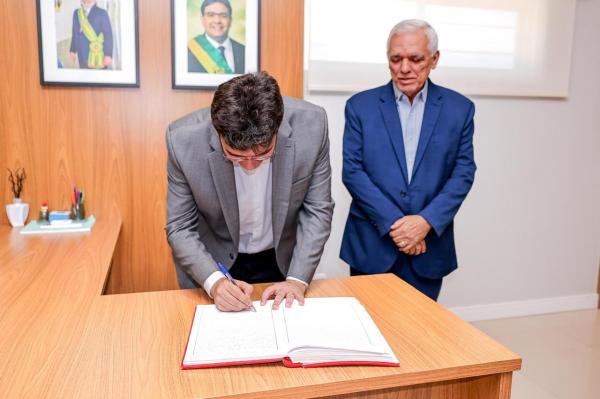 Rafael Fonteles transmite cargo para embarcar em missão internacional por Portugal, Espanha e Suíça