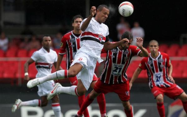 Luis Fabiano lutou muito, deu assist&ecirc;ncias, mas passou em branco na partida.(Imagem:Gaspar N&oacute;brega / VIPCOMM)