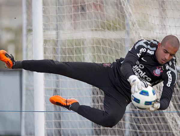 Danilo Fernandes, de 23 anos, &eacute; o terceiro goleiro, mas ser&aacute; tiular neste domingo.(Imagem:Ag. Estado)