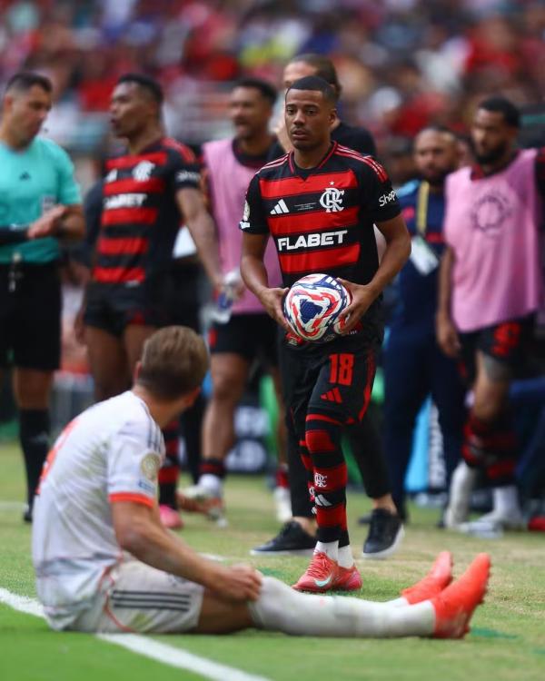 De la Cruz em a&ccedil;&atilde;o pelo Flamengo contra o Bayern.(Imagem: Gilvan de Souza / Flamengo)
