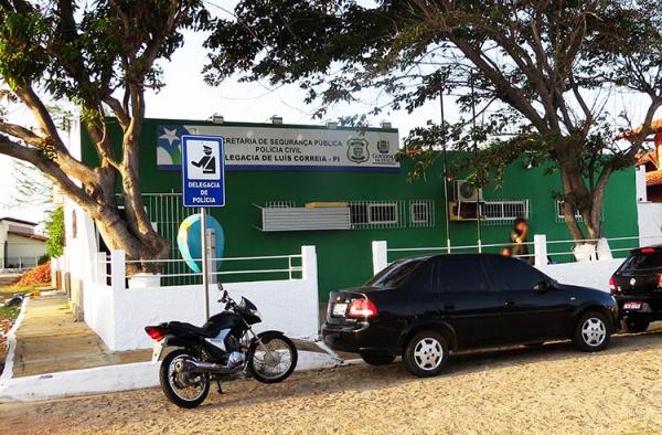 Polícia exuma corpo de homem morto dentro de delegacia