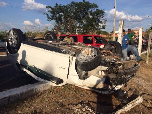 Carro capota várias vezes e assusta moradores na Zona Sul de Teresina