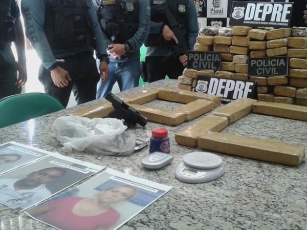 Tr&ecirc;s pessoas foram presas com 66 tabletes de maconha.(Imagem:Catarina Costa / G1 PI)