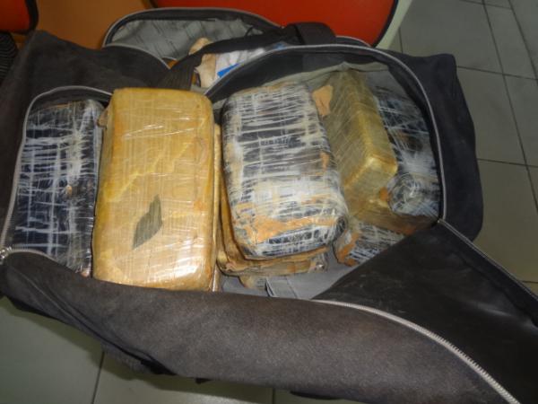 PRF de Floriano apreende moto, drogas e arma de fogo na BR-230