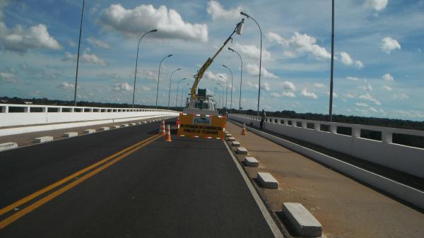 Ponte que liga Floriano e Bar&atilde;o de Graja&uacute; recebe sistema de ilumina&ccedil;&atilde;o.(Imagem:FlorianoNews)