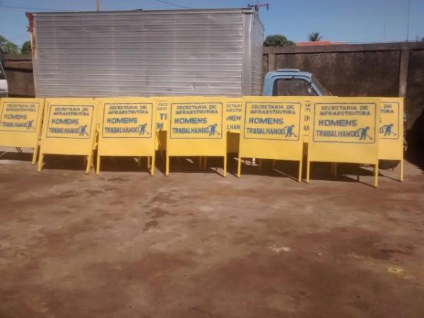 Secretaria de infraestrutura confecciona cavaletes com materiais reciclados