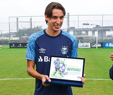 Grêmio homenageia Pedro Geromel por convocação à Copa do Mundo