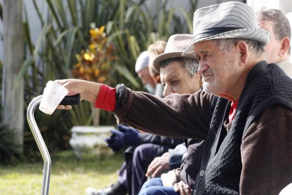 Cuidador de idoso é a ocupação que mais cresce no país em uma década