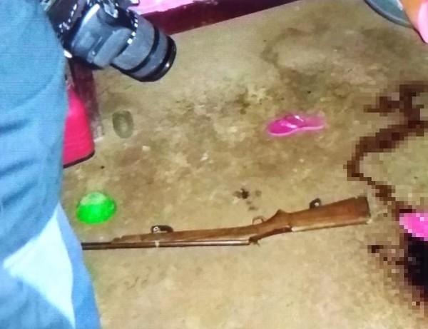 Arma que teria utilizada no crime foi encontrada pr&oacute;ximo do corpo da mulher.(Imagem:Divulga&ccedil;&atilde;o/PM-PI)